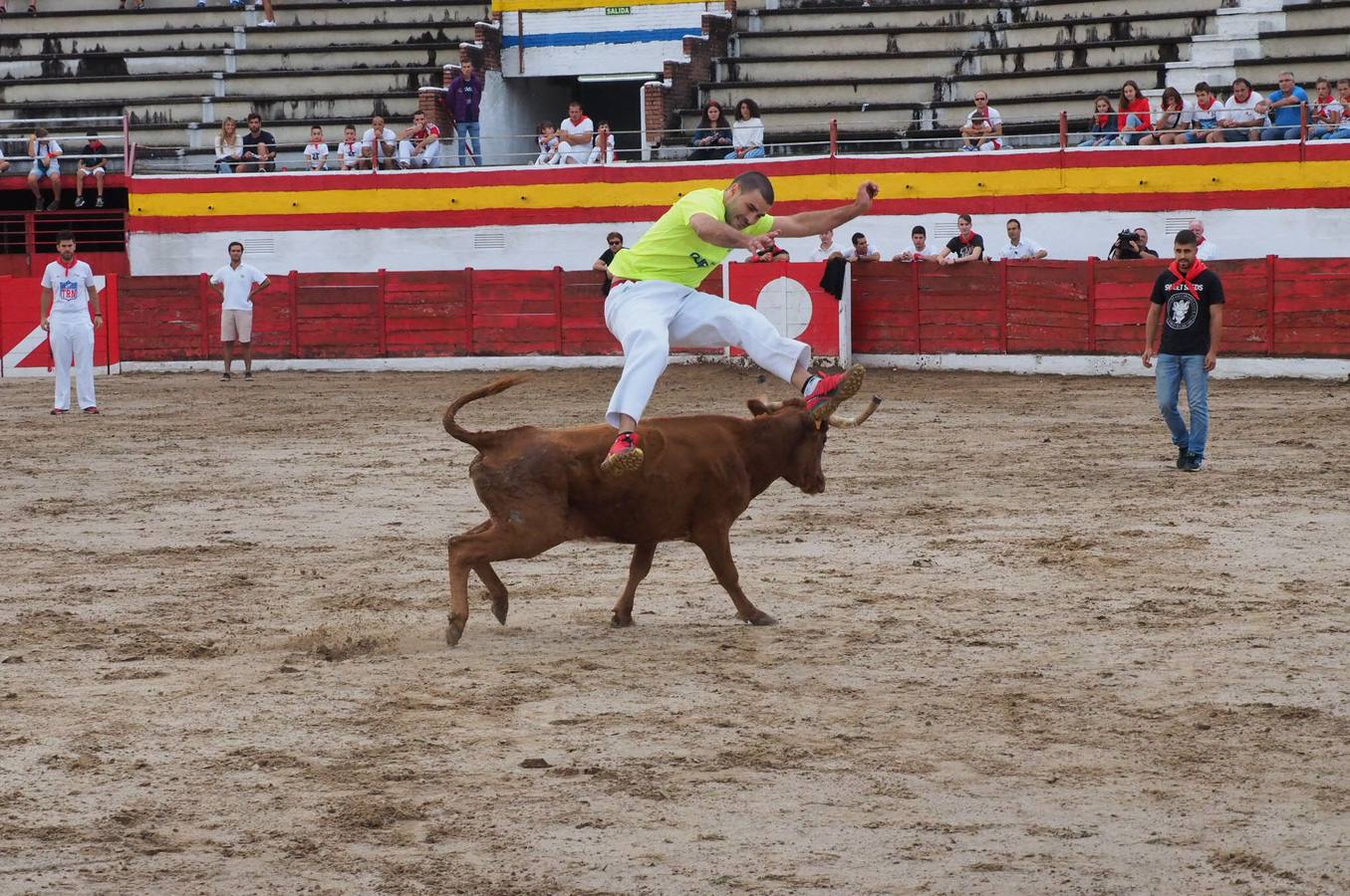 Fotos: Imágenes del primer encierro de las fiestas de Ampuero