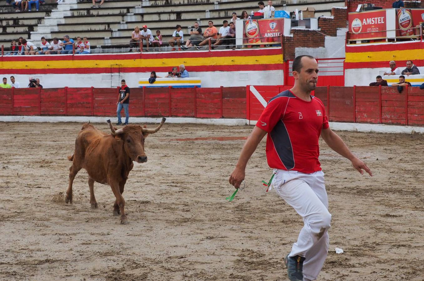 Fotos: Imágenes del primer encierro de las fiestas de Ampuero