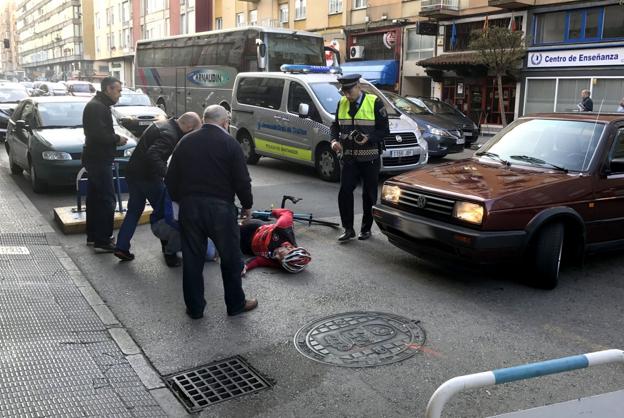 Imagen de archivo de un ciclista tendido en el suelo después de sufrir un atropello mientras andaba con su bicicleta por la calzada. 