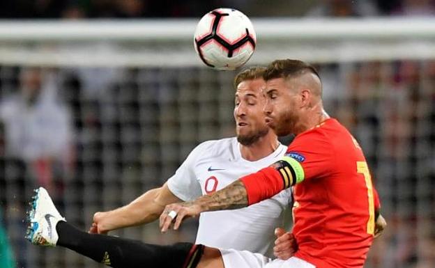 Kane y Ramos, durante un lance del encuentro.