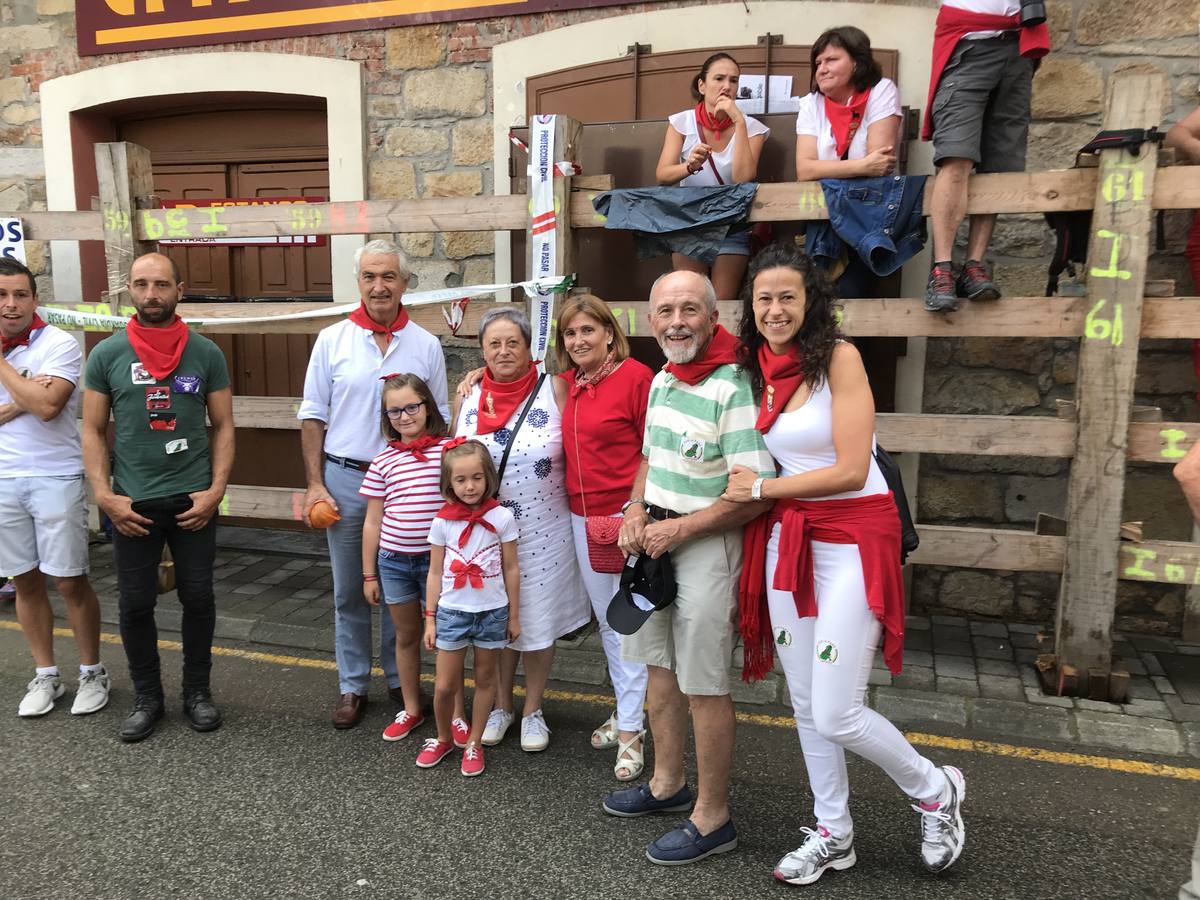 Fotos: Ampuero cierra las fiestas con un encierro limpio