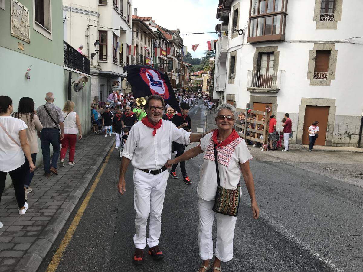 Fotos: Ampuero cierra las fiestas con un encierro limpio