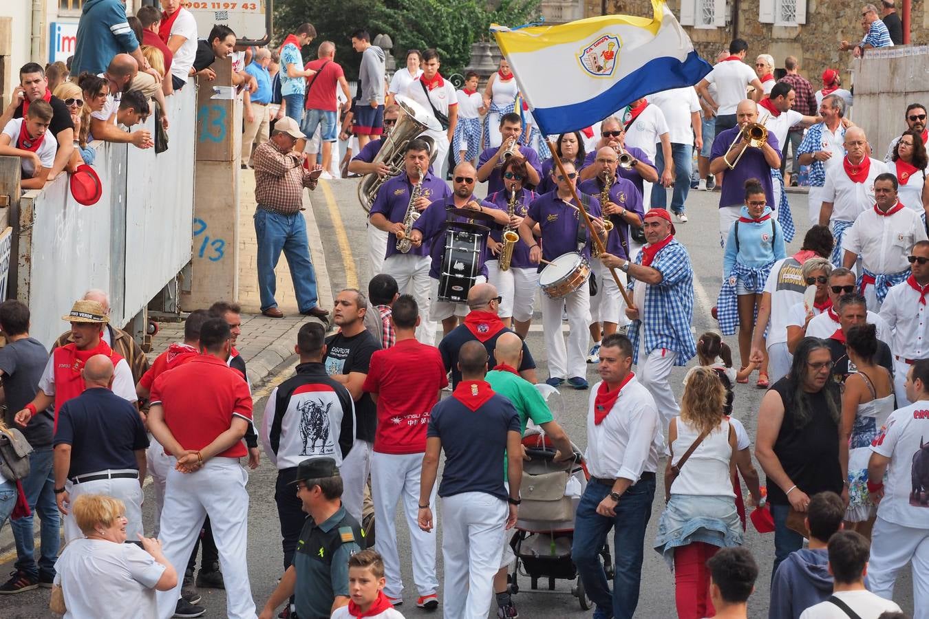 Fotos: Ampuero cierra las fiestas con un encierro limpio