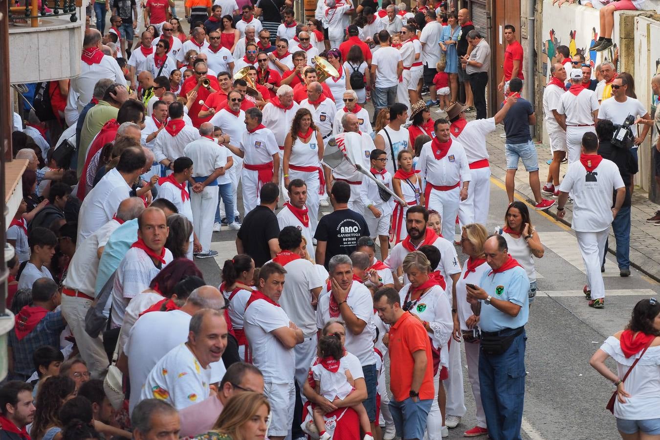 Fotos: Ampuero cierra las fiestas con un encierro limpio