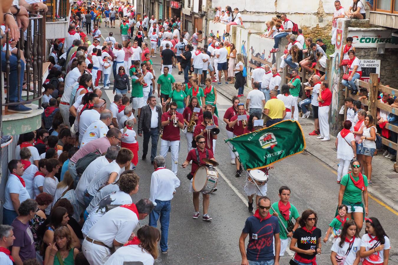 Fotos: Ampuero cierra las fiestas con un encierro limpio