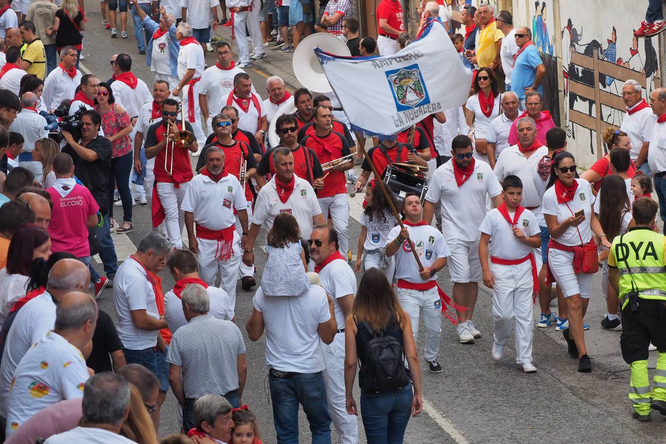 Fotos: Ampuero cierra las fiestas con un encierro limpio