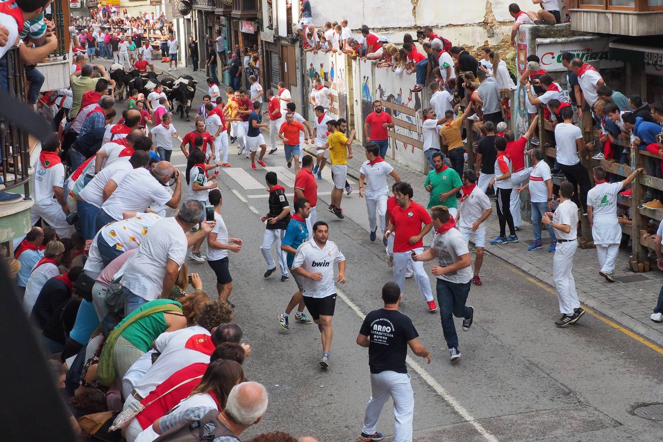 Fotos: Ampuero cierra las fiestas con un encierro limpio