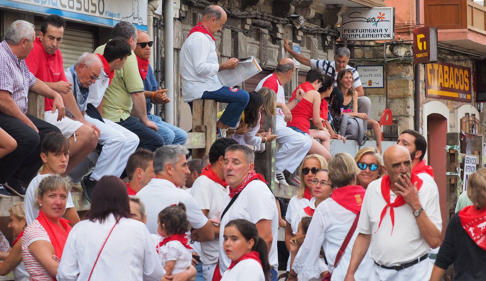 Fotos: Ampuero cierra las fiestas con un encierro limpio