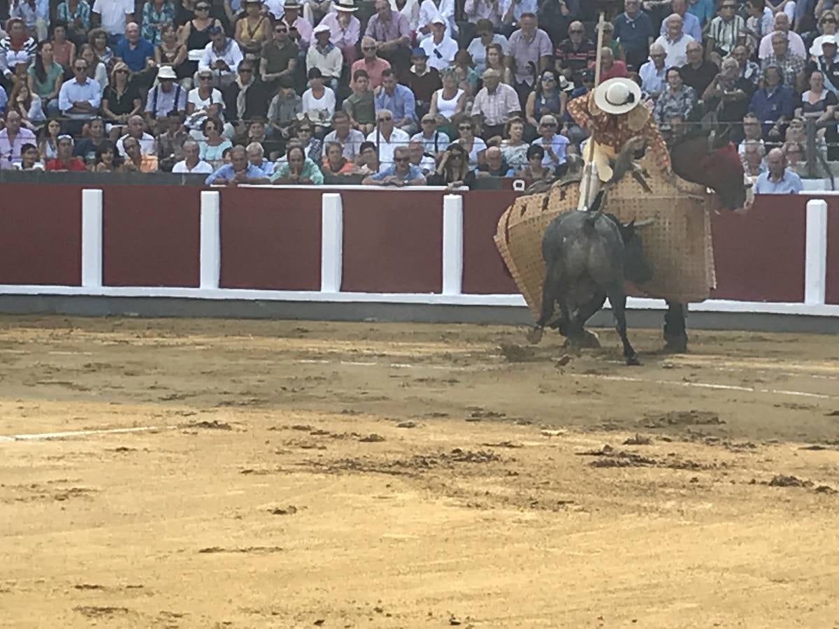 El Cid fue el único torero que salió a hombros de la plaza de Santoña tras una meritoria faena.