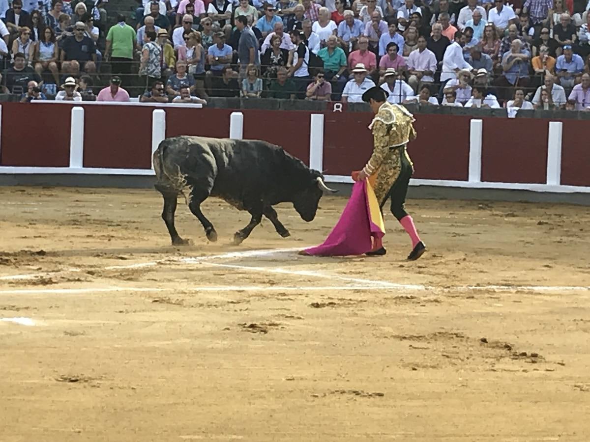 El Cid fue el único torero que salió a hombros de la plaza de Santoña tras una meritoria faena.