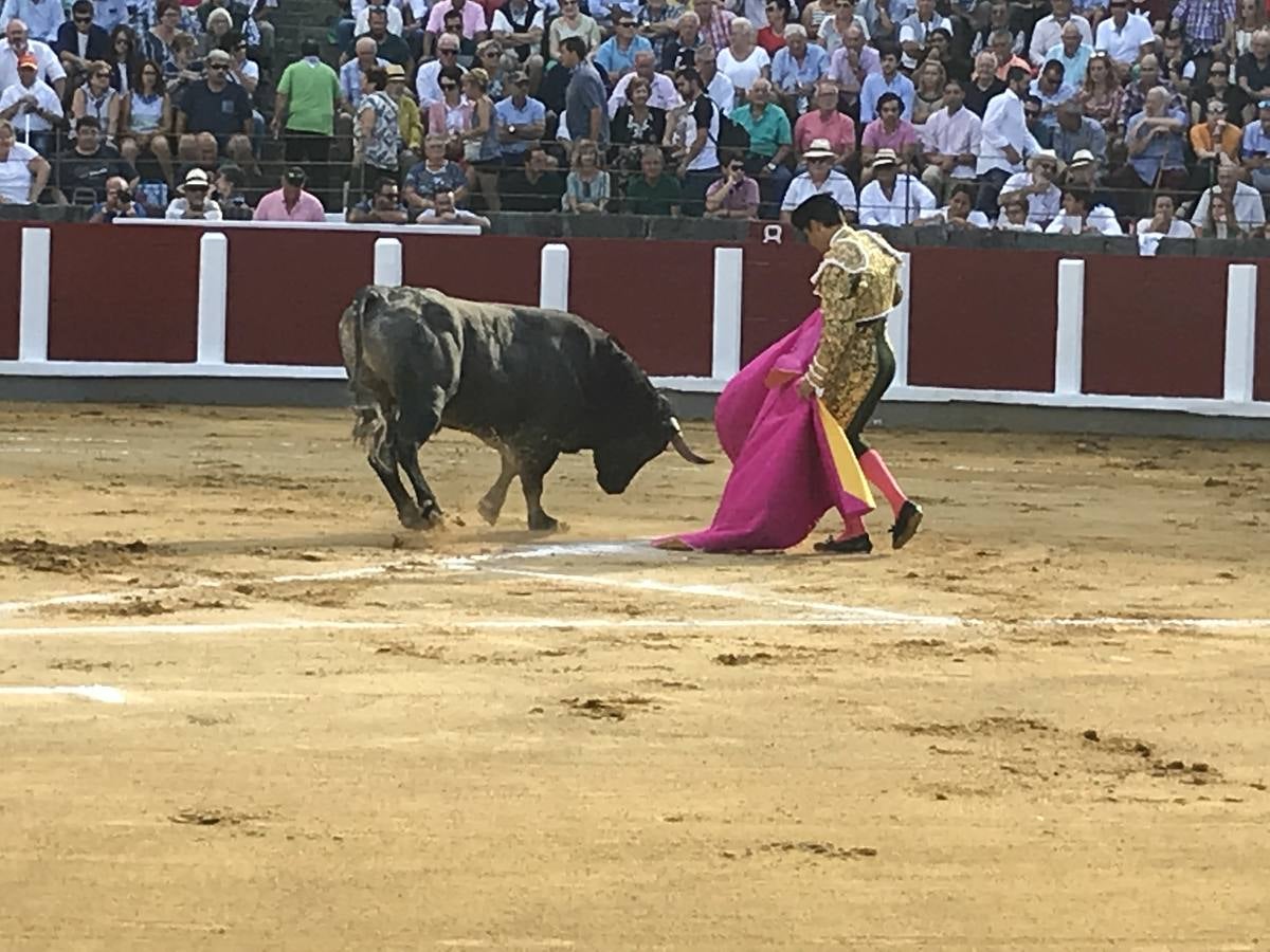 El Cid fue el único torero que salió a hombros de la plaza de Santoña tras una meritoria faena.