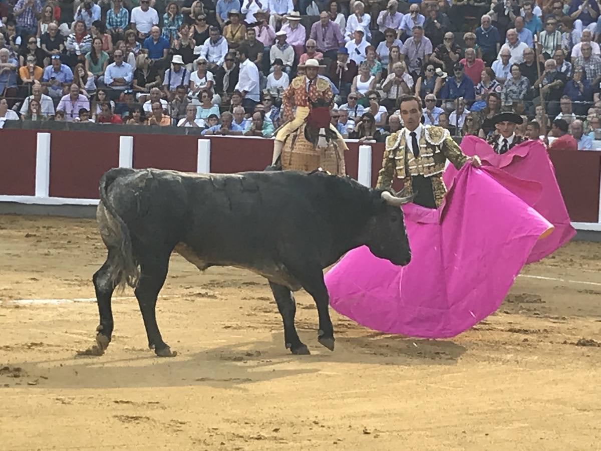 El Cid fue el único torero que salió a hombros de la plaza de Santoña tras una meritoria faena.