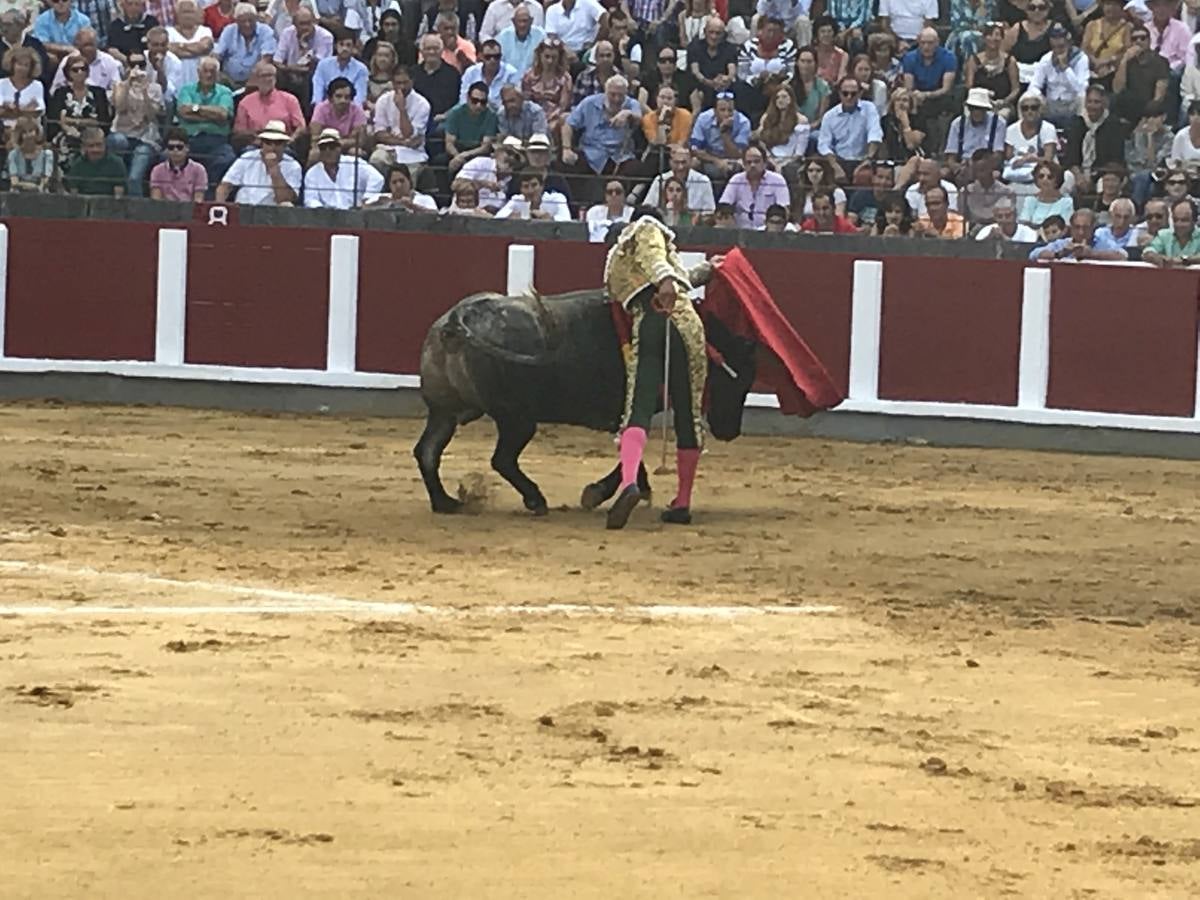 El Cid fue el único torero que salió a hombros de la plaza de Santoña tras una meritoria faena.