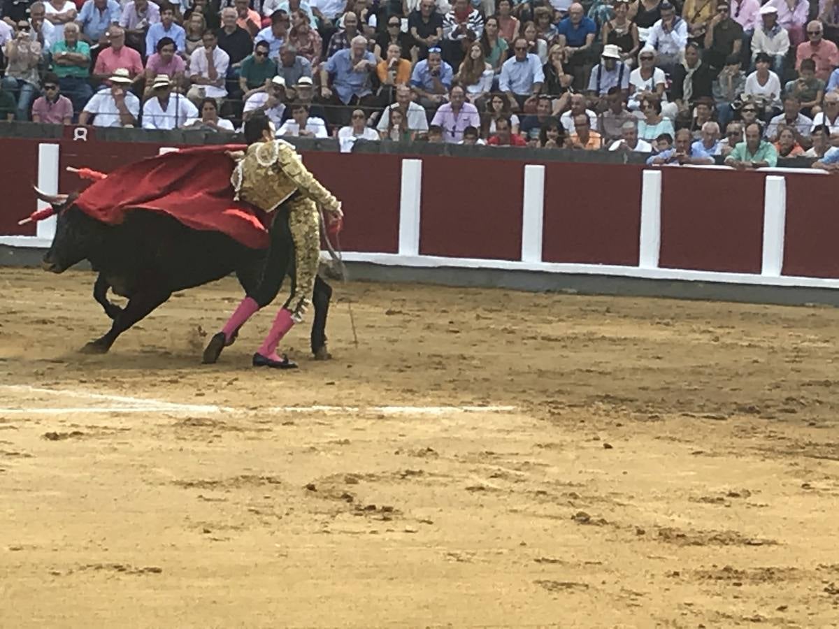 El Cid fue el único torero que salió a hombros de la plaza de Santoña tras una meritoria faena.