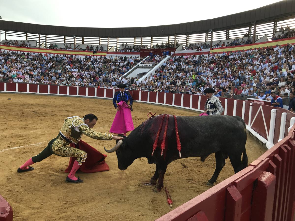 El Cid fue el único torero que salió a hombros de la plaza de Santoña tras una meritoria faena.