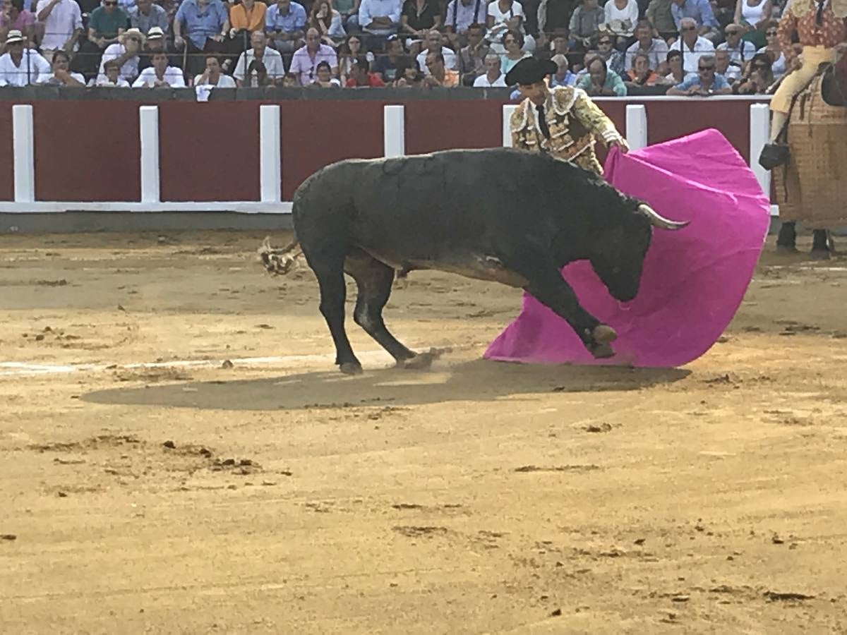 El Cid fue el único torero que salió a hombros de la plaza de Santoña tras una meritoria faena.