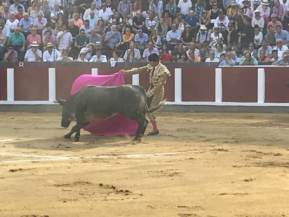 El Cid fue el único torero que salió a hombros de la plaza de Santoña tras una meritoria faena.