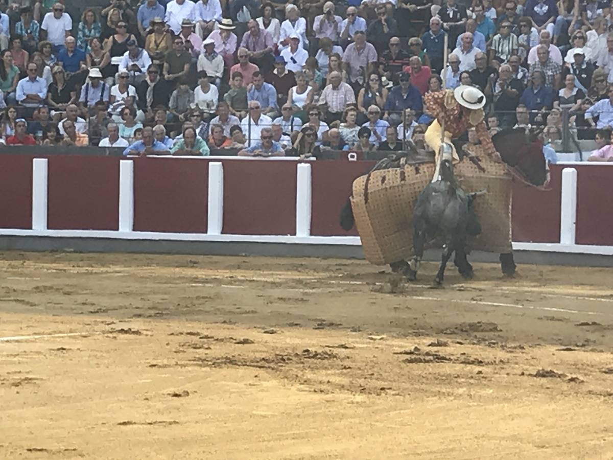 El Cid fue el único torero que salió a hombros de la plaza de Santoña tras una meritoria faena.