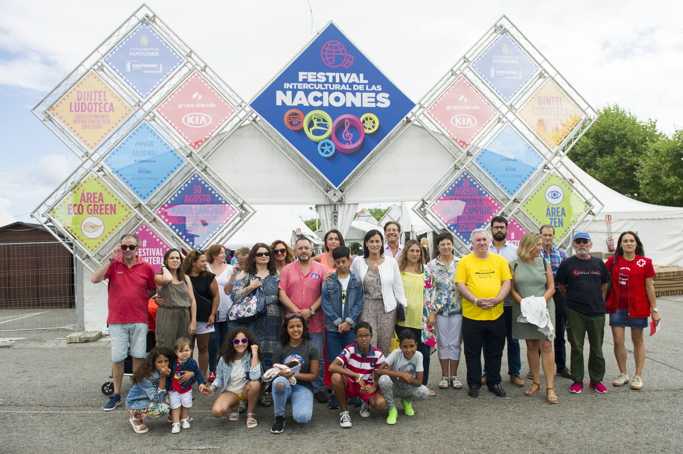La alcaldesa de Santander visitó el festival. 