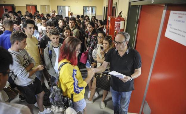 Estudiantes, hoy por la mañana, a la entrada de los exámenes en Santander.
