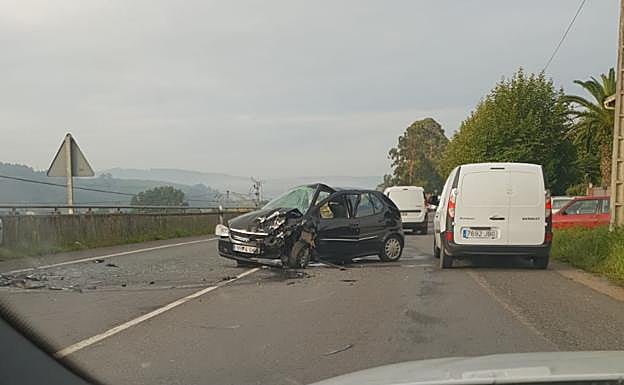 Dos heridos leves tras un choque frontal de dos coches en Cianca