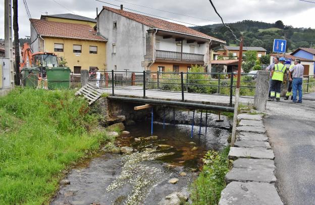 El gobierno local colocará una pasarela peatonal paralela al viejo y estrecho puente. 