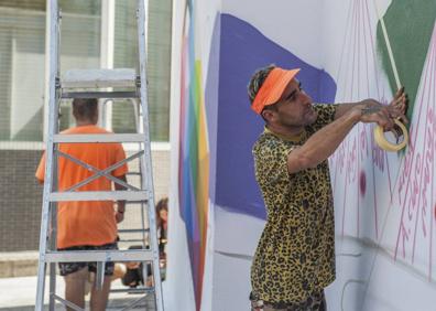 Imagen secundaria 1 - Okuda ha comenzado a pintar el Colegio Vital Alsar