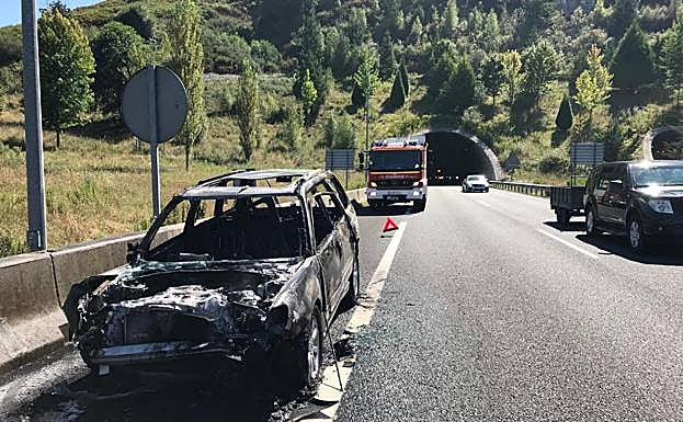 El otro automóvil, tras arder.