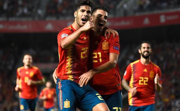 Marco Asensio y Dani Ceballos celebrando uno de los goles frente a Croacia