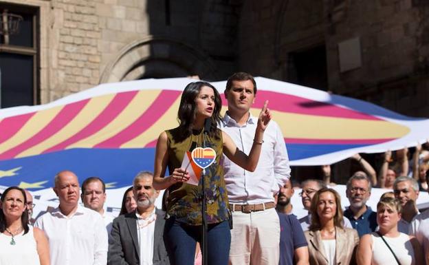 Inés Arrimadas y Albert Rivera durante su comparecencia en la Diada.