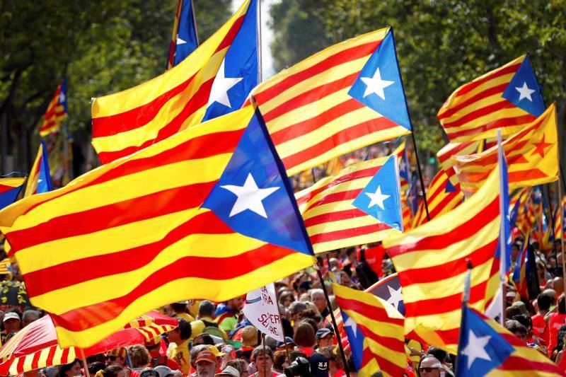 Esteladas, camisetas fluorescentes de color coral patrocinadas por la Asamblea Nacional Catalana (ANC) y lazos amarillos inundan las calles