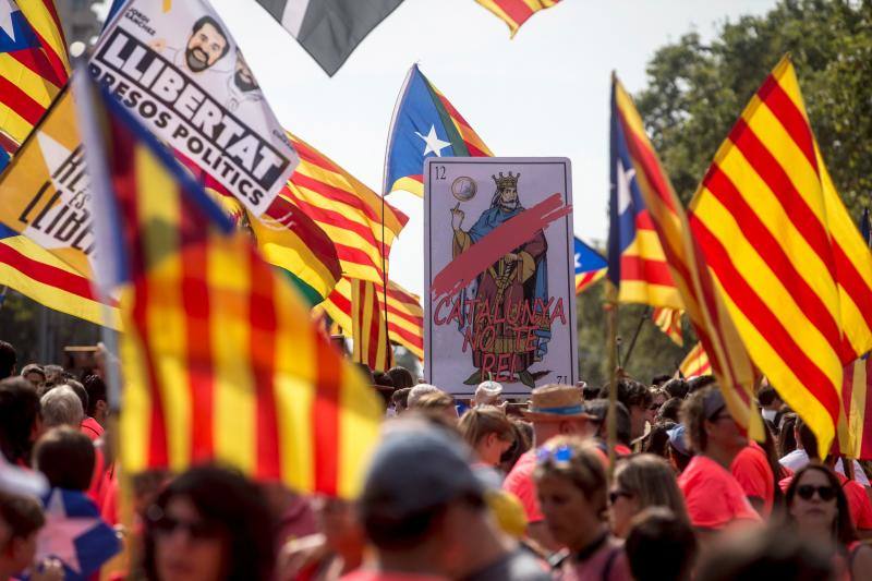 Esteladas, camisetas fluorescentes de color coral patrocinadas por la Asamblea Nacional Catalana (ANC) y lazos amarillos inundan las calles