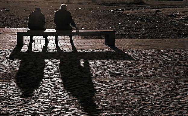 Detenida una mujer por estafar más de 90.000 euros al anciano con alzhéimer al que cuidaba