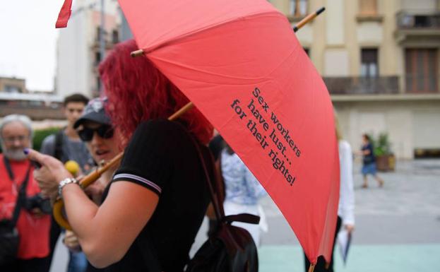 La miembro del nuevo sindicato Organización de Trabajadoras Sexuales (OTRAS) Sabrina Sanchéz durante la rueda de prensa.