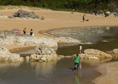 Imagen secundaria 1 - La playa de San Juan de la Canal aparece cubierta de espuma