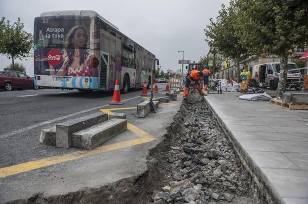 Obras para reponer la marquesina eliminada de la línea 3, en el Paseo de Pereda número 35