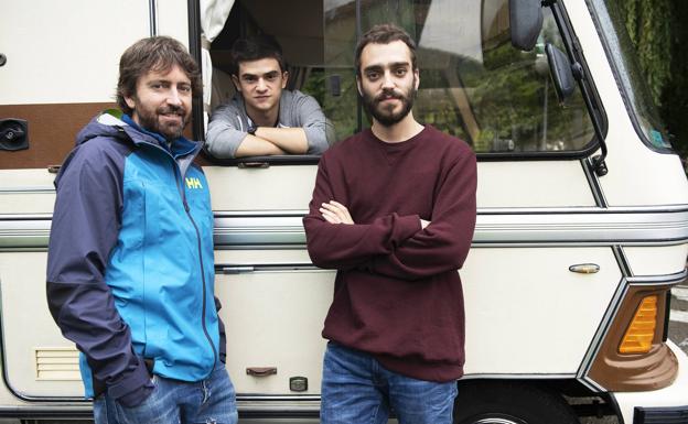 De izquierda a derecha, Daniel Sánchez Arévalo, Biel Montoro y Nacho Sánchez, durante el rodaje en Cantabria.