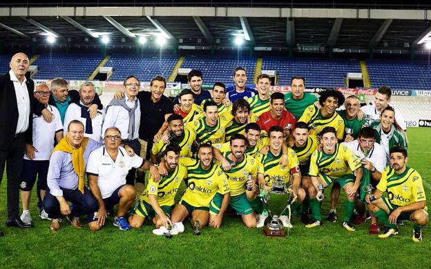 El equipo campeón posan tras la entrega de premios.