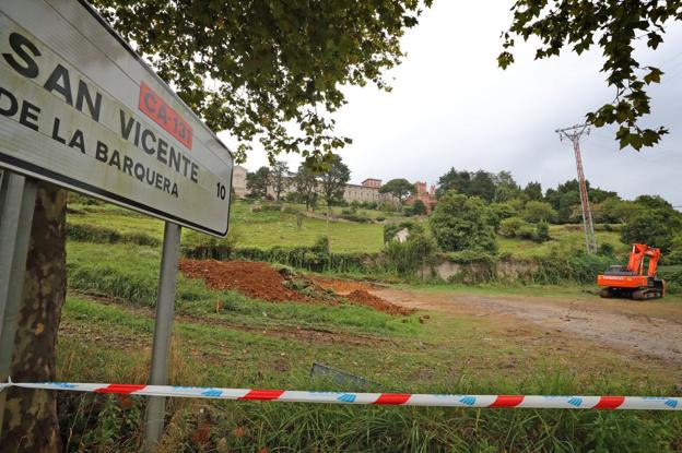 El nuevo aparcamiento estará ubicado en la salida de Comillas en dirección a San Vicente de la Barquera. :: javier rosendo