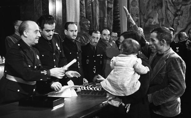 Francisco Franco otorga un premio de la natalidad a una familia en 1942. 