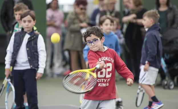 Alumnos de la escuela municipal de tenis.