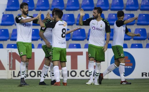 Los jugadores del Racing celebran el triunfo ante el UCAM Murcia en la anterior ronda de la Copa