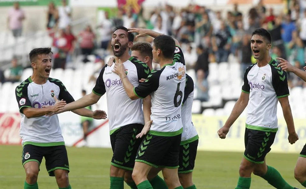 Figueras celebra el gol que le endosó al Arenas de Getxo en Los Campos de Sport.