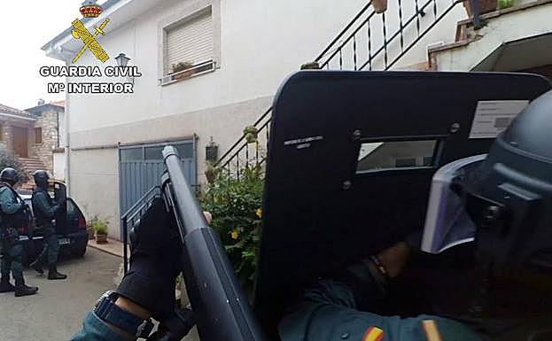 Imagen principal - Detienen a «uno de los traficantes más &#039;fuertes&#039; de la zona centro de Cantabria»