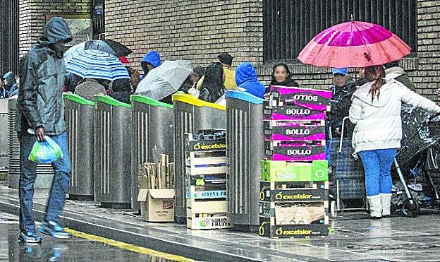 Imagen de archivo de un grupo de personas esperando para acceder a la Cocina Económica.