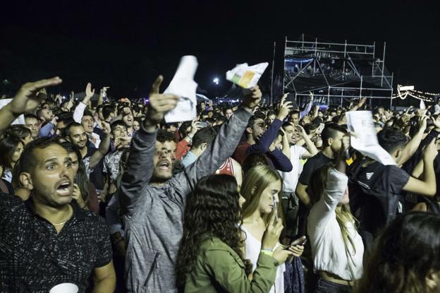 Asistentes al concierto de Guetta en la campa al enterarse de la suspensión.