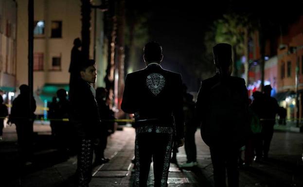 Mariachis cerca de la escena del crimen en la Plaza Garibaldi.