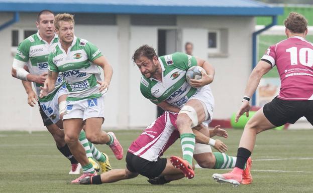 Gastón Moreno lleva el oval ante la mirada del chileno Aldo Cornejo y el campurriano Yoel