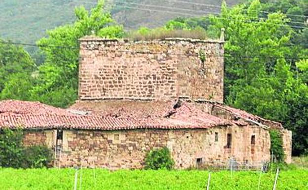 Imagen principal - Arriba, la Torre Cadalso. Abajo, el Castillo de Corbanera y la Torre de Hoyos.