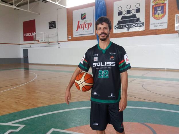 Óscar Herrero, en la cancha de entrenamiento de su actual equipo. Abajo, Josh Ruggles, ganador en 2013 y 2014. 